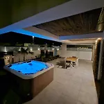 فيلة Lokahi *